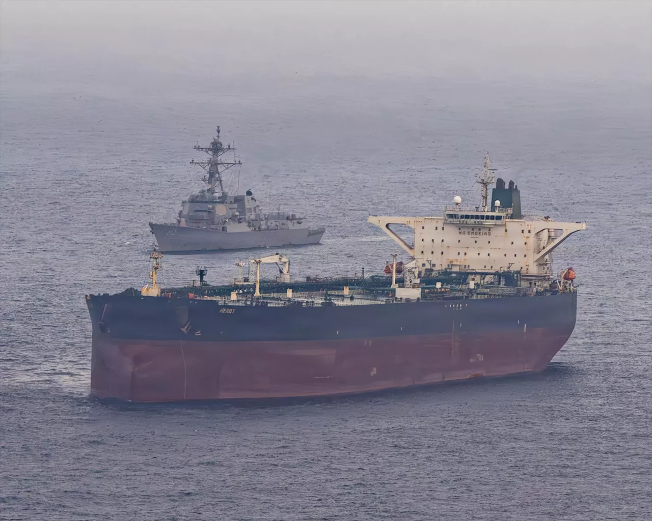 (Foto de ARCHIVO)

May 8, 2026, Arabian Sea, International Waters: The U.S. Navy Arleigh Burke-class guided-missile destroyer USS Rafael Peralta intercepts the Iranian-flagged oil tanker M/V Herby, enforcing the self-declared maritime blockade against ships entering or exiting Iranian ports and coastal areas, April 24, 2026, on the Arabian Sea.



Europa Press/Contacto/Us Navy/Us Navy

08/5/2026