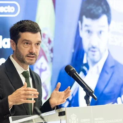 El ministro de Derechos Sociales, Consumo y Agenda 2030, Pablo Bustinduy, comparece ante los medios, en la sede del Ministerio, a 8 de abril de 2026, en Madrid (España). El Ministerio de Derechos Sociales, Consumo y Agenda 2030 ha ratificado la multa de 3,6 millones de euros que impuso a Alquiler Seguro por prácticas "abusivas" contra sus inquilinos tras resolver el recurso de alzada interpuesto por la inmobiliaria.



Eduardo Parra / Europa Press

08/4/2026