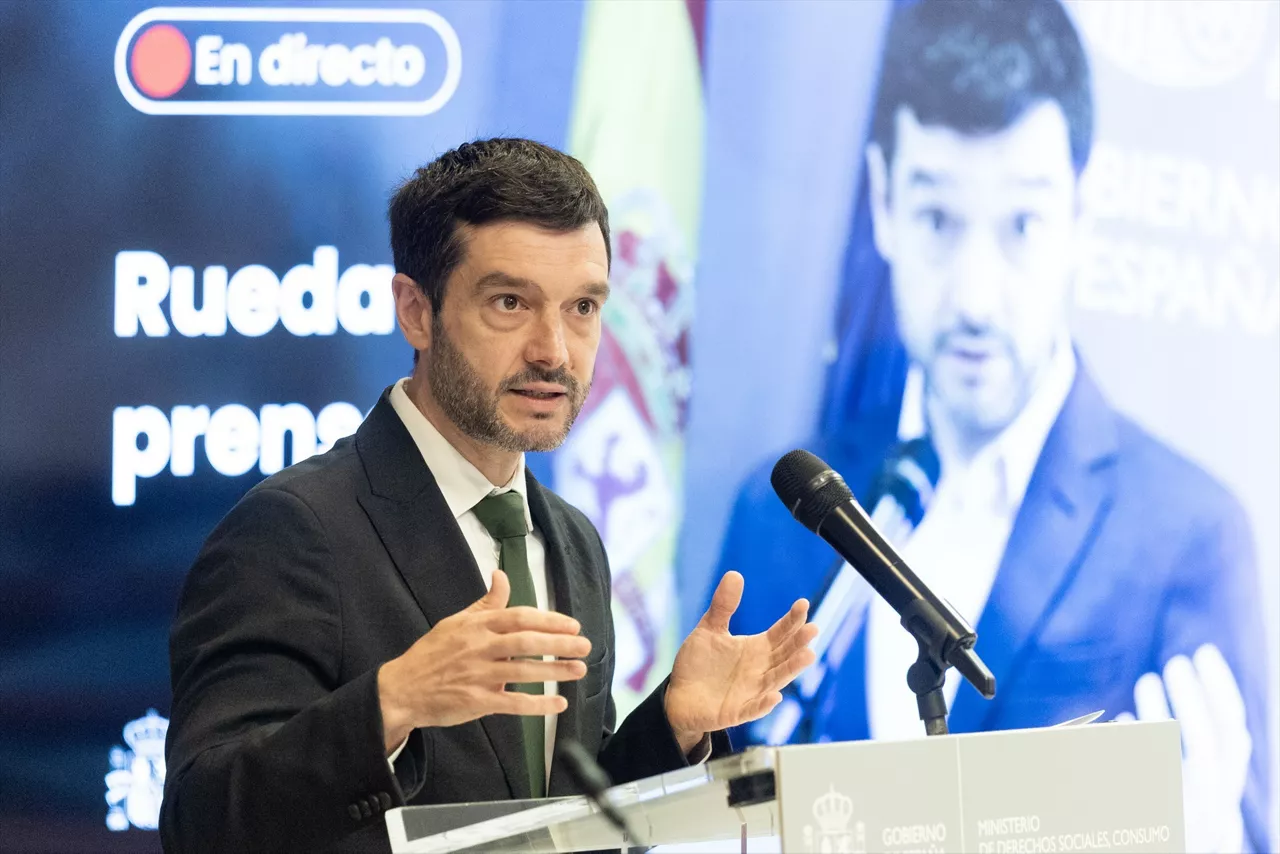 El ministro de Derechos Sociales, Consumo y Agenda 2030, Pablo Bustinduy, comparece ante los medios, en la sede del Ministerio, a 8 de abril de 2026, en Madrid (España). El Ministerio de Derechos Sociales, Consumo y Agenda 2030 ha ratificado la multa de 3,6 millones de euros que impuso a Alquiler Seguro por prácticas "abusivas" contra sus inquilinos tras resolver el recurso de alzada interpuesto por la inmobiliaria.



Eduardo Parra / Europa Press

08/4/2026