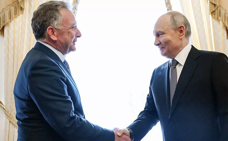 HANDOUT - 21 October 2026, Russia, Saint Petersburg: Russian President Vladimir Putin greets US Special Envoy Steve Witkoff at the Constantine Palace, a day after Witkoff held talks with Ukrainian President Volodymyr Zelenskiy and European leaders in Oslo as part of US efforts to end the war in Ukraine. Photo: -/kremlin/dpa - ATTENTION: editorial use only and only if the credit mentioned above is referenced in full