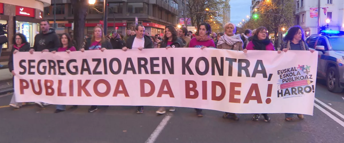 Mila bat lagunek manifestazioa egin dute Bilbon, Euskal Eskola Publikoa Harro elkarteak deituta, eskola segregazioa arazo "estrukturala" dela salatzeko. Plataformak "politika ausartak" eskatu ditu, eta egungo neurriek, segregazio mahaia barne, sistema "bidegabea" finkatzen dutela kritikatu du. Manifestazioa, "Segregazioaren kontra, publikoa da bidea!" lelopean, Bilboko udaletxean amaitu da, hezkuntza publikoaren aldeko manifestu bat irakurriz.