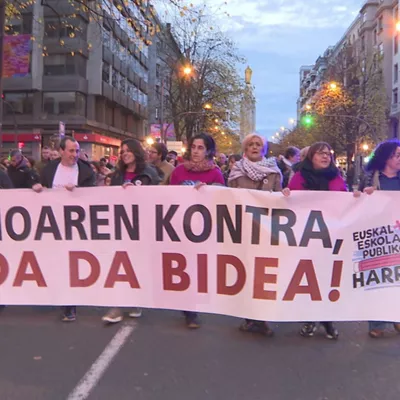 Mila bat lagunek manifestazioa egin dute Bilbon, Euskal Eskola Publikoa Harro elkarteak deituta, eskola segregazioa arazo "estrukturala" dela salatzeko. Plataformak "politika ausartak" eskatu ditu, eta egungo neurriek, segregazio mahaia barne, sistema "bidegabea" finkatzen dutela kritikatu du. Manifestazioa, "Segregazioaren kontra, publikoa da bidea!" lelopean, Bilboko udaletxean amaitu da, hezkuntza publikoaren aldeko manifestu bat irakurriz.