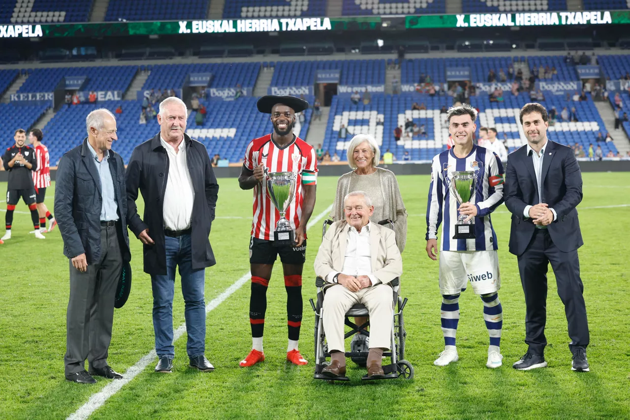 SAN SEBASTIÁN, 02/10/2026.- El capitán del Athletic Club Iñaki Williams con el trofeo tras vencer en el encuentro amistoso que disputan este viernes frente a la Real Sociedad en el estadio de Anoeta, en San Sebastián. EFE/Juan Herrero.
