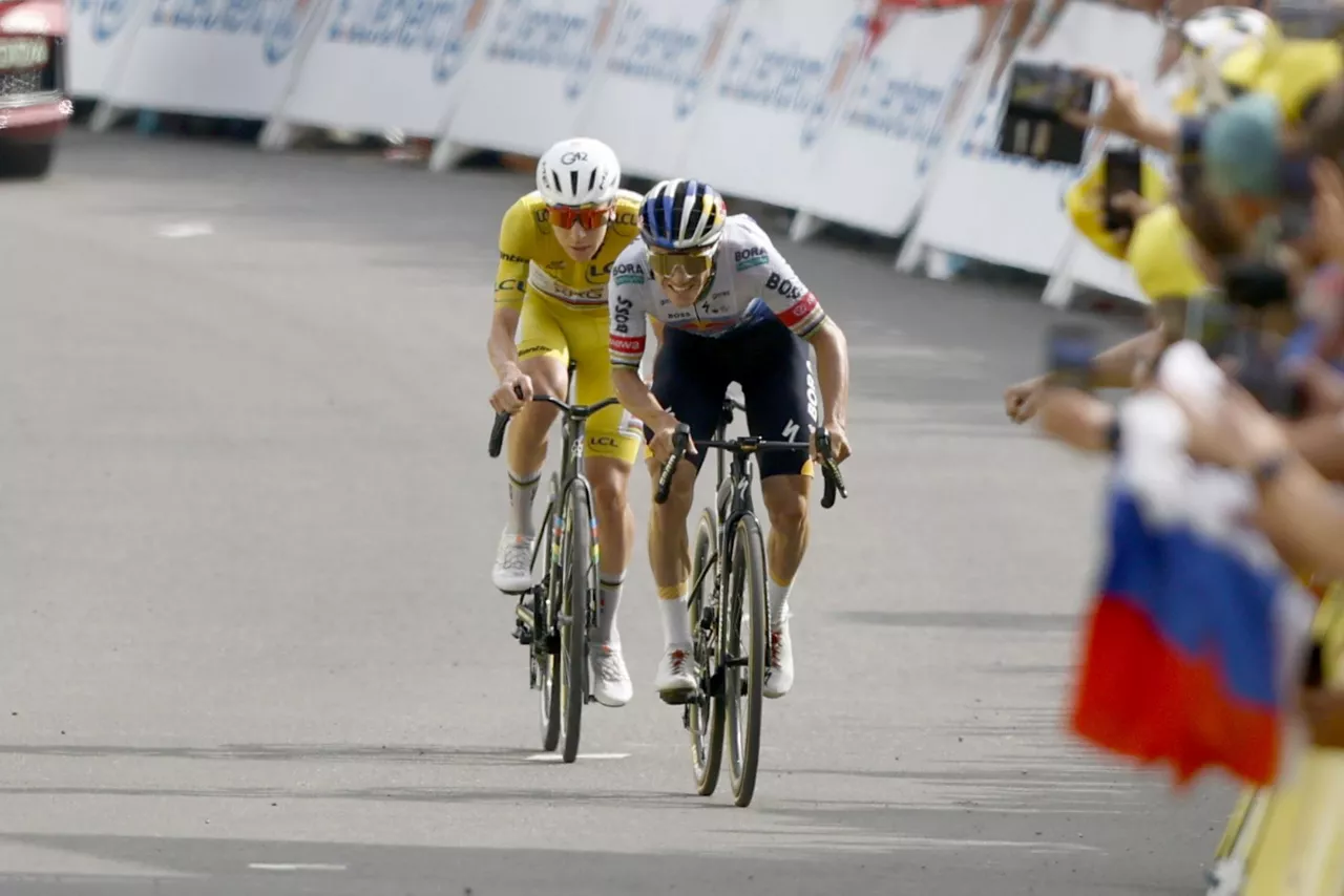 PLATEAU DE SOLAISON (France), 19/07/2026.- Belgian cyclist Remco Evenepoel (R) of Red Bull - Bora - Hansgrohe in action to cross the finish line ahead of Yellow Jersey overall leader Slovenian cyclist Tadej Pogacar (L) of UAE Team Emirates XRG and win Stage 15 of the Tour de France, a 183.9 km route from Champagnole to Plateau de Solaison, France, 19 July 2026. (Ciclismo, Francia) EFE/EPA/YOAN VALAT
