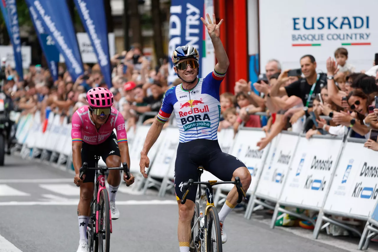 SAN SEBASTIÁN, 01/08/2026.- El ciclista belga del Red Bull-Bora Remco Evenepoel (d) se impone al ecuatoriano Richard Carapaz para ganar la 45 edición de la Clásica San Sebastián que se disputa este sábado y en la que la montaña del tramo final, con tres puertos en los últimos kilómetros, vuelve a ser determinante como en ediciones anteriores. EFE/Juan Herrero.
