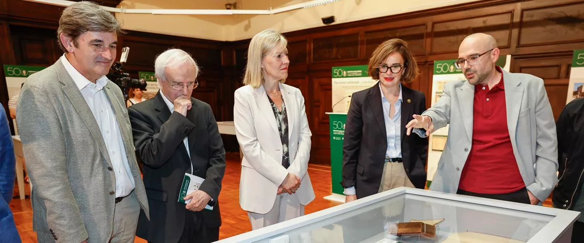 BILBAO, 21/04/2026.- La diputada general de Bizkaia, Elixabete Etxanobe (2d), y la presidenta de las Juntas Generales, Ana Otadui Biteri (c), han presentado este martes en Bilbao la exposición sobre el V Centenario del Fuero Nuevo de Bizkaia (1526-2026). EFE/ Miguel Toña
