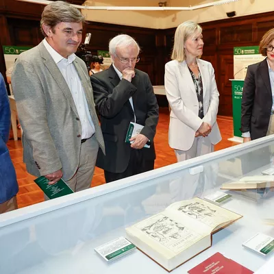 BILBAO, 21/04/2026.- La diputada general de Bizkaia, Elixabete Etxanobe (2d), y la presidenta de las Juntas Generales, Ana Otadui Biteri (c), han presentado este martes en Bilbao la exposición sobre el V Centenario del Fuero Nuevo de Bizkaia (1526-2026). EFE/ Miguel Toña
