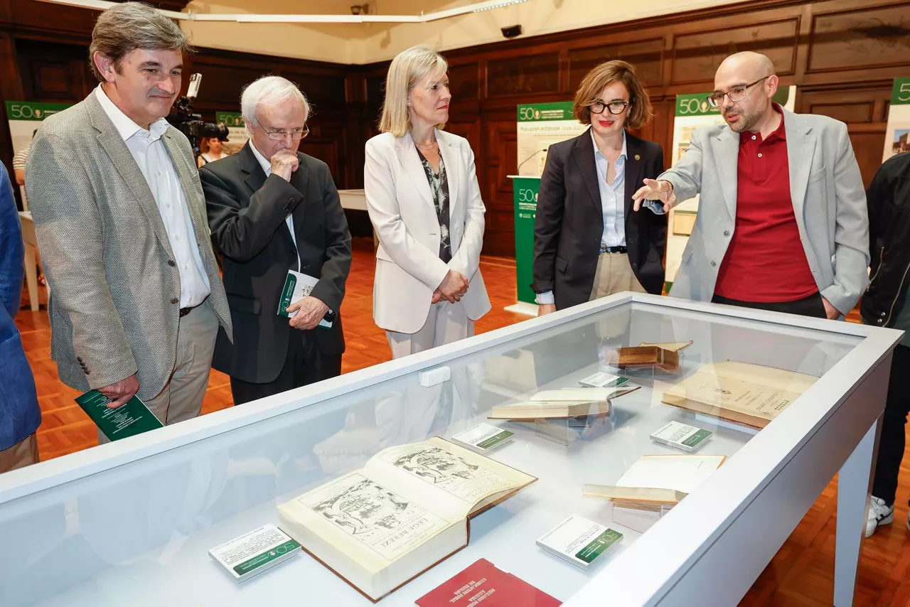 BILBAO, 21/04/2026.- La diputada general de Bizkaia, Elixabete Etxanobe (2d), y la presidenta de las Juntas Generales, Ana Otadui Biteri (c), han presentado este martes en Bilbao la exposición sobre el V Centenario del Fuero Nuevo de Bizkaia (1526-2026). EFE/ Miguel Toña
