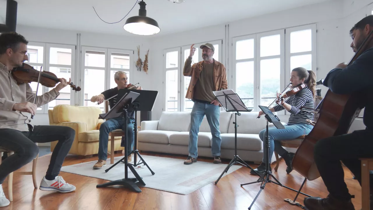 Eñaut Elorrieta eta Alos Quartet “Ahots Kordak” prestatzen ari dira, kontzertu bakanen sorta

Estreinakoz zuzenean emango dituzte kontzertu sorta bat: soka laukote, ahotsa, eta gitarraz lagunduta eta goi mailako moldaketekin.   

Bidaia musikal honen lehen geldialdia, Tolosan urtarrilaren 3an. Ostean, Gasteiz, Zornotza eta Donibane-Lohizunera hurbilduko dira
