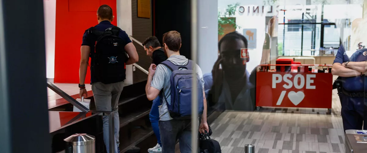 MADRID, 20/06/2025.- La Unidad Central Operativa (UCO) de la Guardia Civil ha accedido este viernes a la sede del PSOE, en la calle Ferraz, a petición del Tribunal Supremo, para clonar el correo corporativo del exsecretario de Organización del partido Santos Cerdán, investigado por adjudicaciones presuntamente irregulares.EFE/Rodrigo Jiménez
