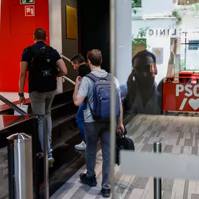 MADRID, 20/06/2025.- La Unidad Central Operativa (UCO) de la Guardia Civil ha accedido este viernes a la sede del PSOE, en la calle Ferraz, a petición del Tribunal Supremo, para clonar el correo corporativo del exsecretario de Organización del partido Santos Cerdán, investigado por adjudicaciones presuntamente irregulares.EFE/Rodrigo Jiménez

