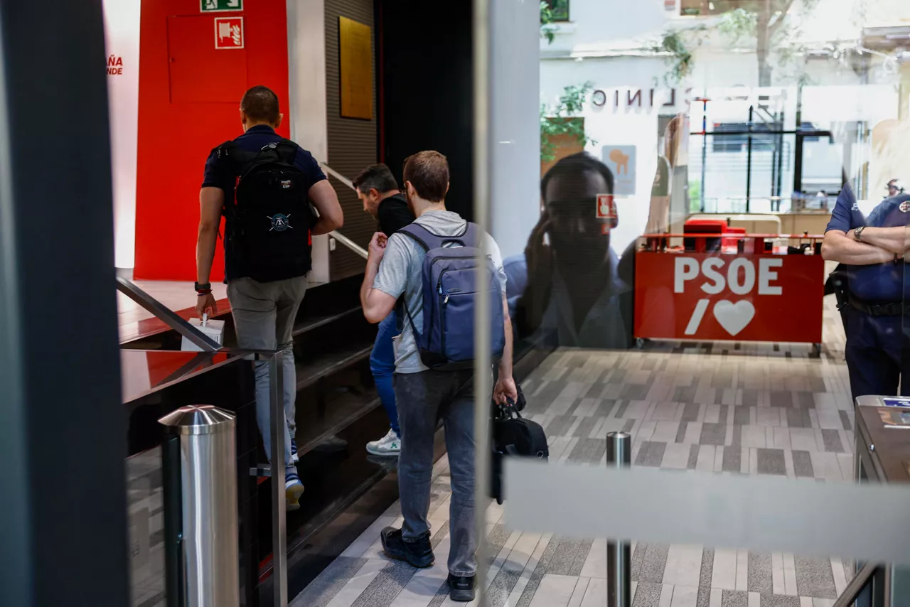 MADRID, 20/06/2025.- La Unidad Central Operativa (UCO) de la Guardia Civil ha accedido este viernes a la sede del PSOE, en la calle Ferraz, a petición del Tribunal Supremo, para clonar el correo corporativo del exsecretario de Organización del partido Santos Cerdán, investigado por adjudicaciones presuntamente irregulares.EFE/Rodrigo Jiménez

