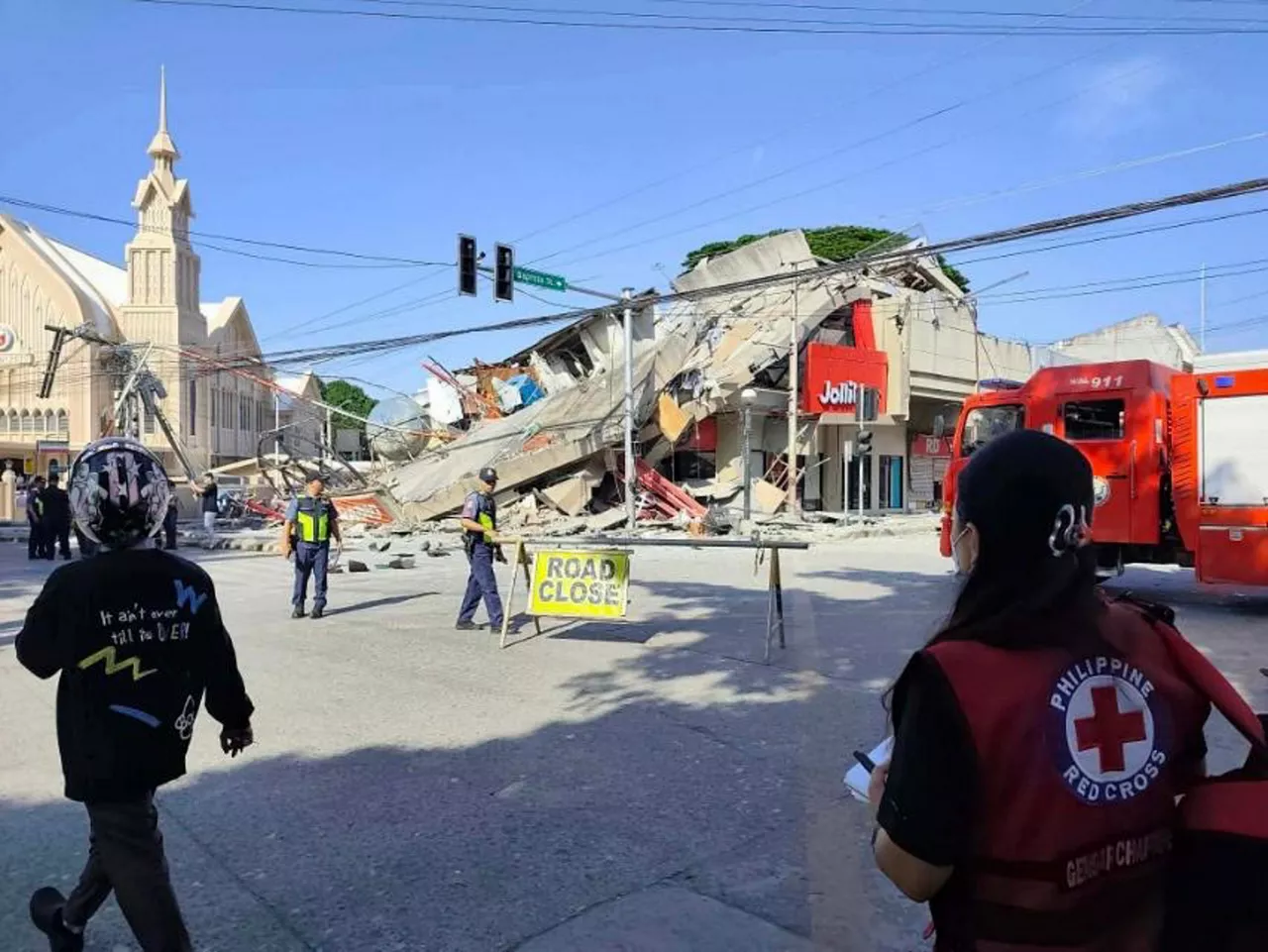GENERAL SANTOS (Philippines), 08/06/2026.- A handout photo made available by the Philippine Red Cross shows damage on a building including a fastfood establishment following an earthquake in General Santos City, southern Philippines, 08 June 2026. According to the Philippine Institute of Volcanology and Seismology (Phivolcs), a tsunami warning has been raised following a magnitude 7.8 earthquake with a depth of 33 kilometers off the coast of Sarangani province in the southern Philippines. Authorities are deploying teams to assess possible structural damage and check on affected citizens. (Terremoto/sismo, Filipinas) EFE/EPA/PHILIPPINE RED CROSS / HANDOUT HANDOUT/EDITORIAL USE ONLY/NO SALES/ MANDATORY CREDIT/BEST QUALITY AVAILABLEHANDOUT EDITORIAL USE ONLY/NO SALES
