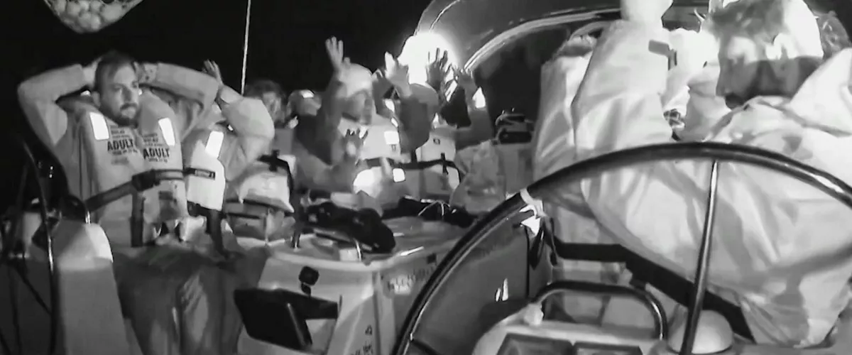 MADRID, 30/04/2026.- Captura de un video facilitado por la Flotilla Global Sumud, que navega rumbo a la Franja de Gaza con 58 embarcaciones, que reportó este jueves que las fuerzas navales israelíes interceptaron, abordaron e inutilizaron sistemáticamente varios barcos, dejando intencionadamente a cientos de civiles a la deriva y ante una tormenta inminente. "Esta noche, el mundo presencia la exportación de la doctrina de abandono planificado del ejército israelí. En una violenta incursión en aguas internacionales, las fuerzas navales israelíes interceptaron, abordaron e inutilizaron sistemáticamente varias embarcaciones de la Flotilla Global Sumud", explicaron en su canal de Telegram. Durante la madrugada denunciaron que Israel había interceptado a 22 barcos en aguas internacionales cerca de las costas de Grecia, después de haber denunciado horas antes que estaban siendo rodeados por embarcaciones israelíes, según su rastreador. EFE/Global Sumud Flotilla -SÓLO USO EDITORIAL/SOLO USO PERMITIDO PARA ILUSTRAR LA NOTICIA QUE APARECE EN EL PIE DE FOTO (CRÉDITO OBLIGATORIO)-

