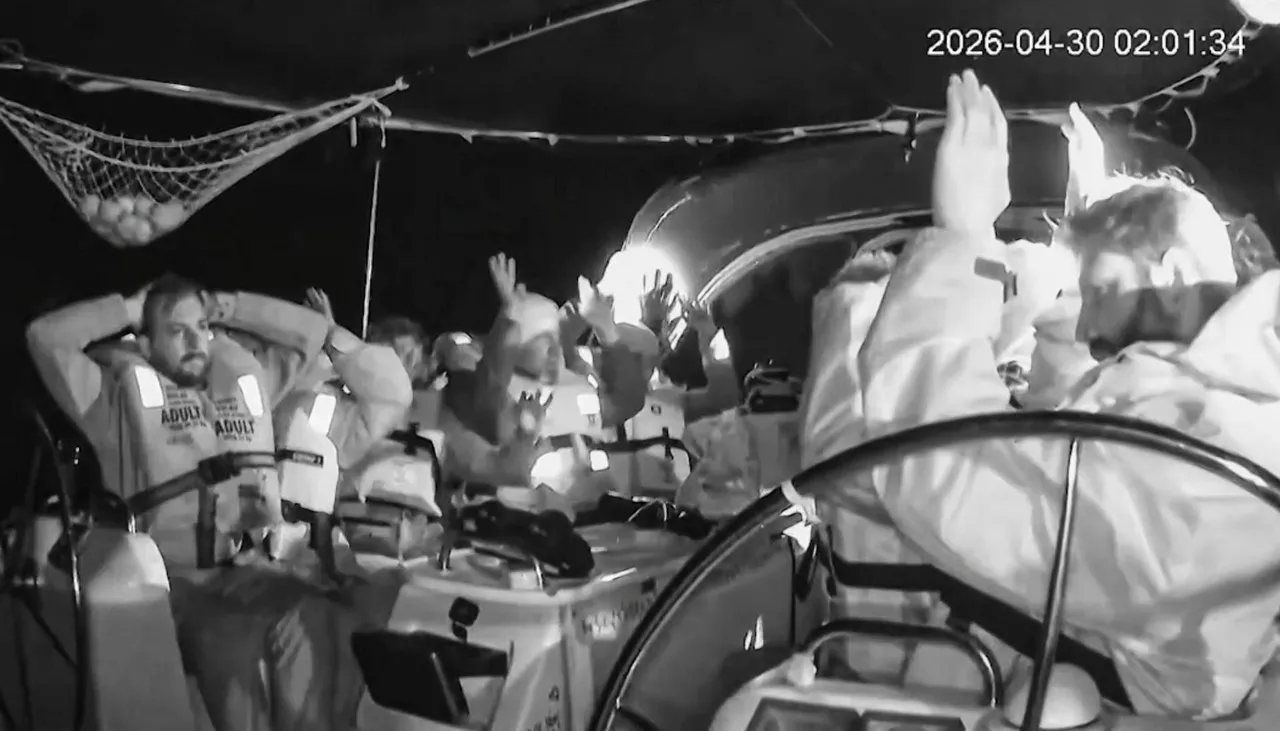MADRID, 30/04/2026.- Captura de un video facilitado por la Flotilla Global Sumud, que navega rumbo a la Franja de Gaza con 58 embarcaciones, que reportó este jueves que las fuerzas navales israelíes interceptaron, abordaron e inutilizaron sistemáticamente varios barcos, dejando intencionadamente a cientos de civiles a la deriva y ante una tormenta inminente. "Esta noche, el mundo presencia la exportación de la doctrina de abandono planificado del ejército israelí. En una violenta incursión en aguas internacionales, las fuerzas navales israelíes interceptaron, abordaron e inutilizaron sistemáticamente varias embarcaciones de la Flotilla Global Sumud", explicaron en su canal de Telegram. Durante la madrugada denunciaron que Israel había interceptado a 22 barcos en aguas internacionales cerca de las costas de Grecia, después de haber denunciado horas antes que estaban siendo rodeados por embarcaciones israelíes, según su rastreador. EFE/Global Sumud Flotilla -SÓLO USO EDITORIAL/SOLO USO PERMITIDO PARA ILUSTRAR LA NOTICIA QUE APARECE EN EL PIE DE FOTO (CRÉDITO OBLIGATORIO)-
