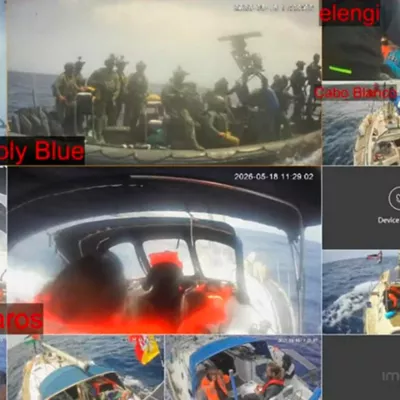 JERUSALÉN/ROMA, 18/05/2026.- Captura de un video de la retransmisión en directo de los propios barcos de la Flotilla Global Sumud que se encuentran rumbo a la Franja de Gaza, donde se observa cómo los militares abordan uno de los buques. La propia Flotilla denuncia en sus canales que "lanchas militares están interceptando" sus barcos "a plena luz del día", a unas 80 millas naúticas al oeste de la isla de Chipre, según el localizador de barcos de la Flotilla. EFE/Flotilla Global Sumud -SÓLO USO EDITORIAL/SOLO USO PERMITIDO PARA ILUSTRAR LA NOTICIA QUE APARECE EN EL PIE DE FOTO (CRÉDITO OBLIGATORIO)-
