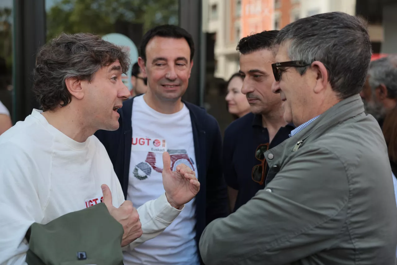 BILBAO, 01/05/2026.- El secretario general del PSE-EE, Eneko Andueza, junto al portavoz del PSOE en el Congreso de los Diputados y diputado por Bizkaia, Patxi López, este viernes en la manifestación del 1º de Mayo, Día Internacional del Trabajo, que han convocado las centrales sindicales UGT y CCOO.-EFE/ Luis Tejido
