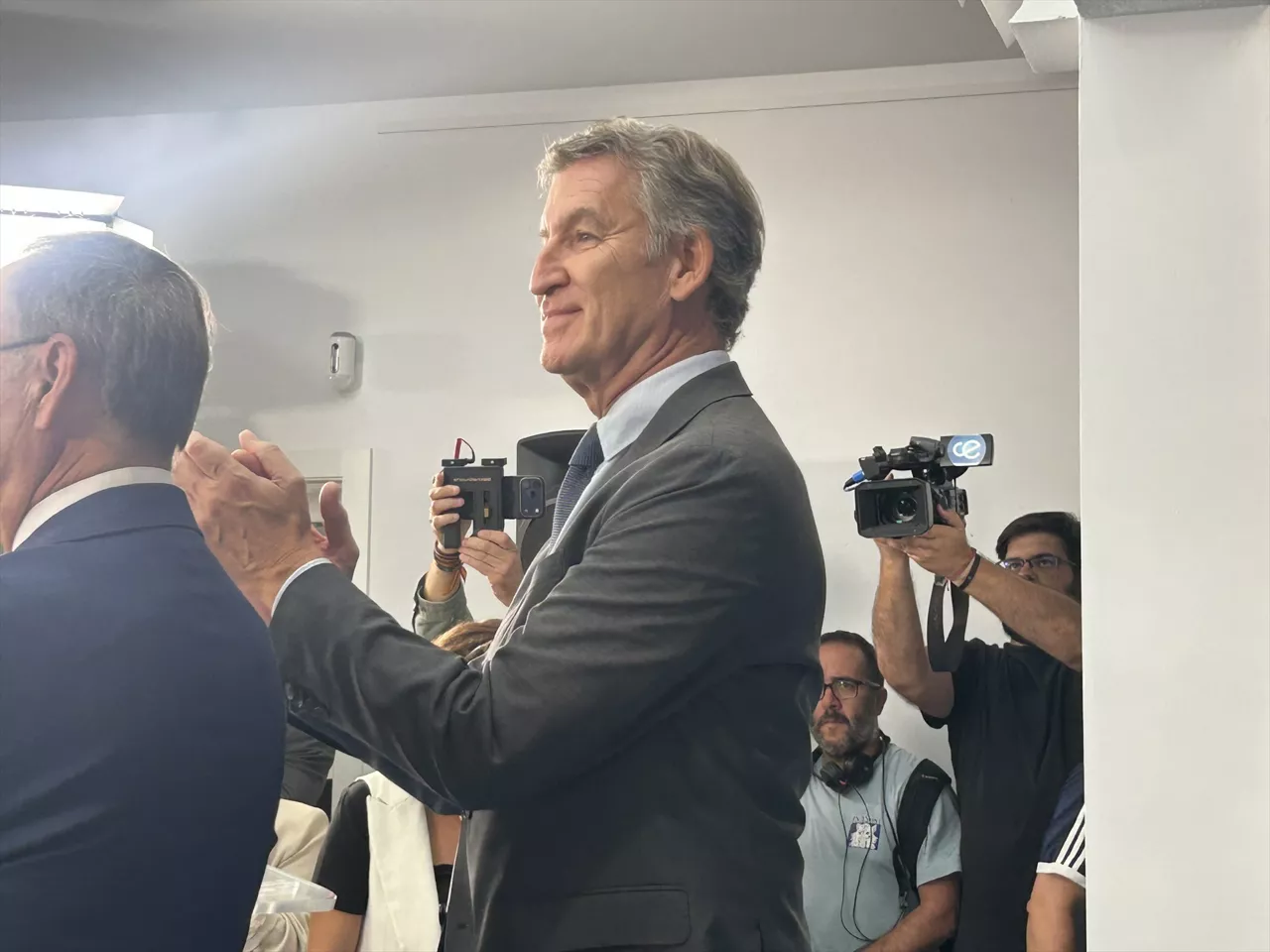 (D-I) El presidente del Partido Popular, Alberto Núñez Feijóo, y el presidente de Ceuta, Juan Jesús Vivas, durante una comparecencia, en el Centro Cultural Estación de Ferrocarril, a 7 de octubre de 2026, en Ceuta (España). Feijóo ha visitado la ciudad autónoma por quinta vez en plena precampaña electoral para volver a mostrar su apoyo a Ceuta.



Gabriela Sardá Núñez / Europa Press

07/10/2026