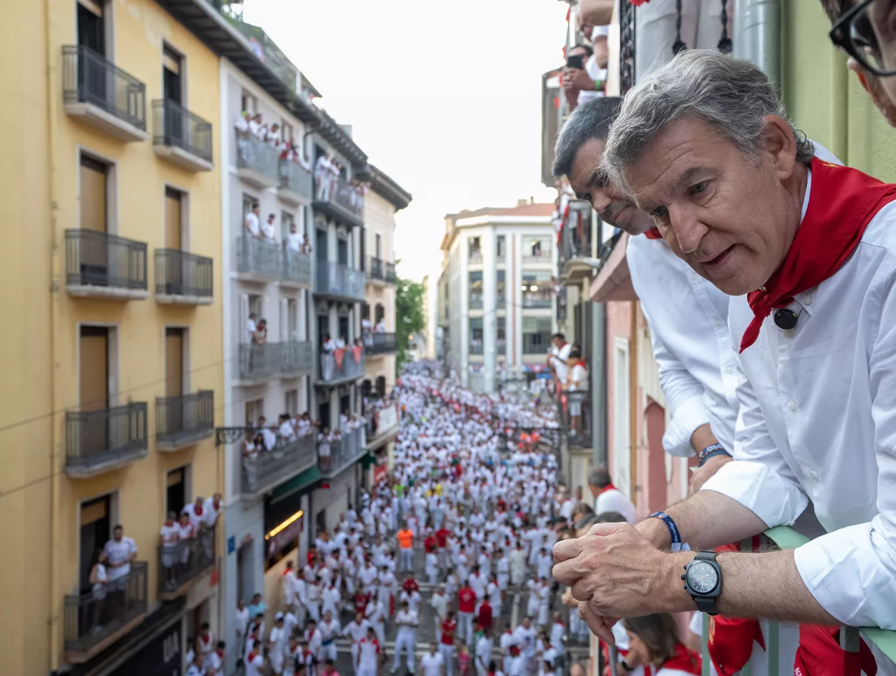 PAMPLONA, 08/07/2026.- El líder del PP, Alberto Núñez Feijóo, ataviado con la típica vestimenta pamplonica, asiste este miércoles al segundo encierro de los Sanfermines 2026 que protagonizarán los toros de la ganadería gaditana de Cebada Gago. EFE/ Diego Puerta/PP SOLO USO EDITORIAL/SOLO DISPONIBLE PARA ILUSTRAR LA NOTICIA QUE ACOMPAÑA (CRÉDITO OBLIGATORIO)
