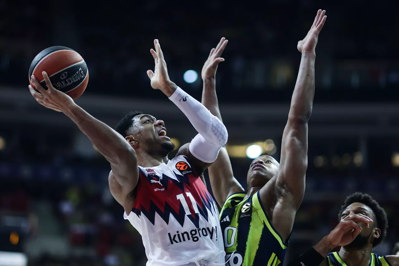 ISTANBUL (Turkey), 23/01/2026.- Devon Hall (C) of Fenerbahce in action against Trent Forrest (L) of Baskonia during the Euroleague basketball match between Fenerbahce Beko and Kosner Baskonia Vitoria-Gasteiz in Istanbul, Turkey, 23 January 2026. (Baloncesto, Euroliga, Turquía, Estanbul) EFE/EPA/ERDEM SAHIN

