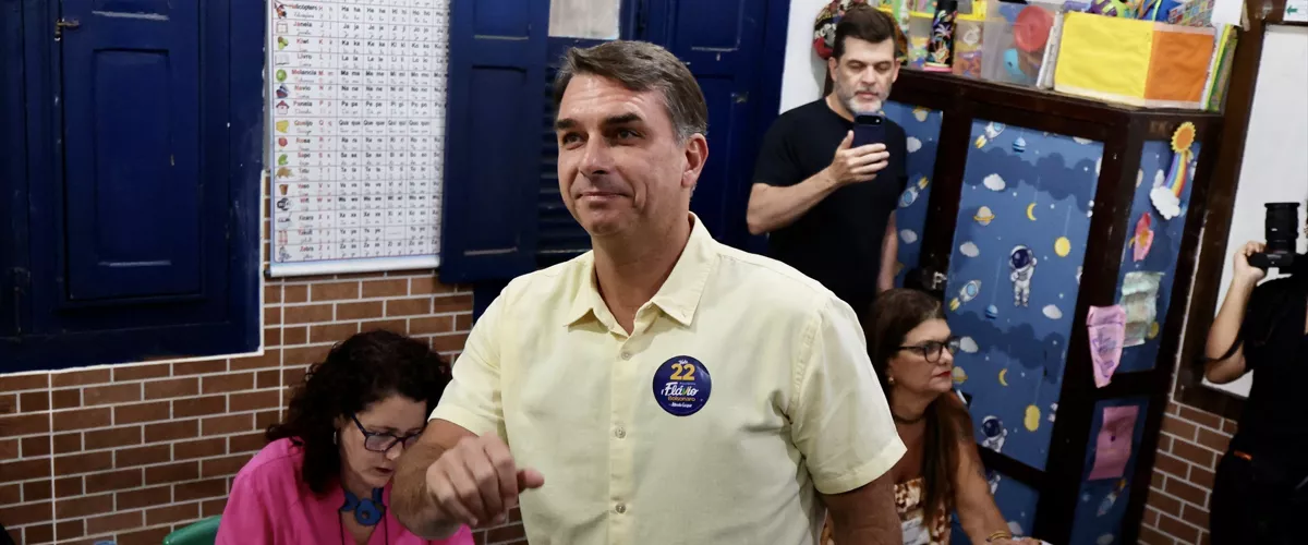 (Foto de ARCHIVO)

RIO DE JANEIRO, Oct. 25, 2026  -- Flavio Bolsonaro (C), presidential candidate of Brazil's Liberal Party, prepares to cast his ballot at a polling station in Rio de Janeiro, Brazil, Oct. 25, 2026. Voting in the second round of Brazil's 2026 presidential election officially began at 8 a.m. local time (1100 GMT) on Sunday, with polling stations across the nation set to close at 5 p.m. local time (2000 GMT).
   Incumbent President Luiz Inacio Lula da Silva of the ruling Workers' Party faces Flavio Bolsonaro, the Liberal Party candidate and son of former President Jair Bolsonaro, in the runoff after the two topped the first-round vote.



Jin Haoyuan / Xinhua News / Europa Press

25/10/2026 ONLY FOR USE IN SPAIN