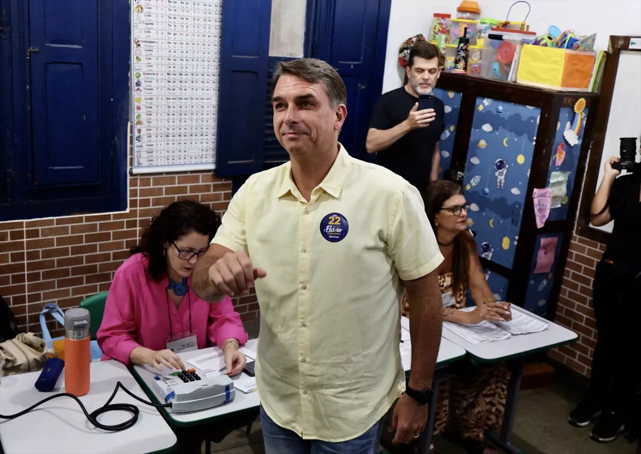 (Foto de ARCHIVO)

RIO DE JANEIRO, Oct. 25, 2026  -- Flavio Bolsonaro (C), presidential candidate of Brazil's Liberal Party, prepares to cast his ballot at a polling station in Rio de Janeiro, Brazil, Oct. 25, 2026. Voting in the second round of Brazil's 2026 presidential election officially began at 8 a.m. local time (1100 GMT) on Sunday, with polling stations across the nation set to close at 5 p.m. local time (2000 GMT).
   Incumbent President Luiz Inacio Lula da Silva of the ruling Workers' Party faces Flavio Bolsonaro, the Liberal Party candidate and son of former President Jair Bolsonaro, in the runoff after the two topped the first-round vote.



Jin Haoyuan / Xinhua News / Europa Press

25/10/2026 ONLY FOR USE IN SPAIN
