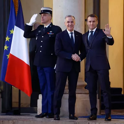 Paris (France), 06/01/2026.- French President Emmanuel Macron (R) greets Canada’s Prime Minister Mark Carney (C) upon his arrival at the Elysee Palace as part of the Coalition of the Willing meeting in Paris, France, 06 January 2026. (Francia, Ucrania) EFE/EPA/YOAN VALAT
