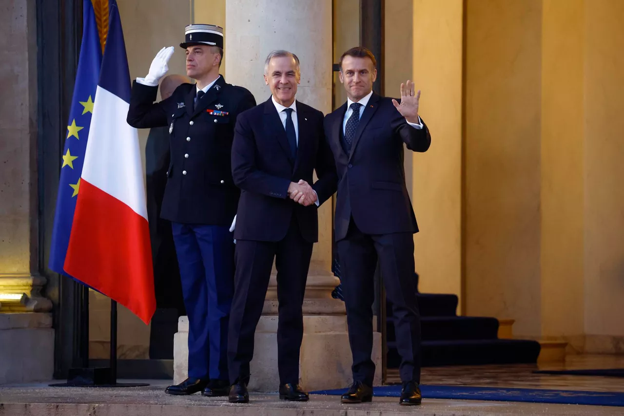 Paris (France), 06/01/2026.- French President Emmanuel Macron (R) greets Canada’s Prime Minister Mark Carney (C) upon his arrival at the Elysee Palace as part of the Coalition of the Willing meeting in Paris, France, 06 January 2026. (Francia, Ucrania) EFE/EPA/YOAN VALAT
