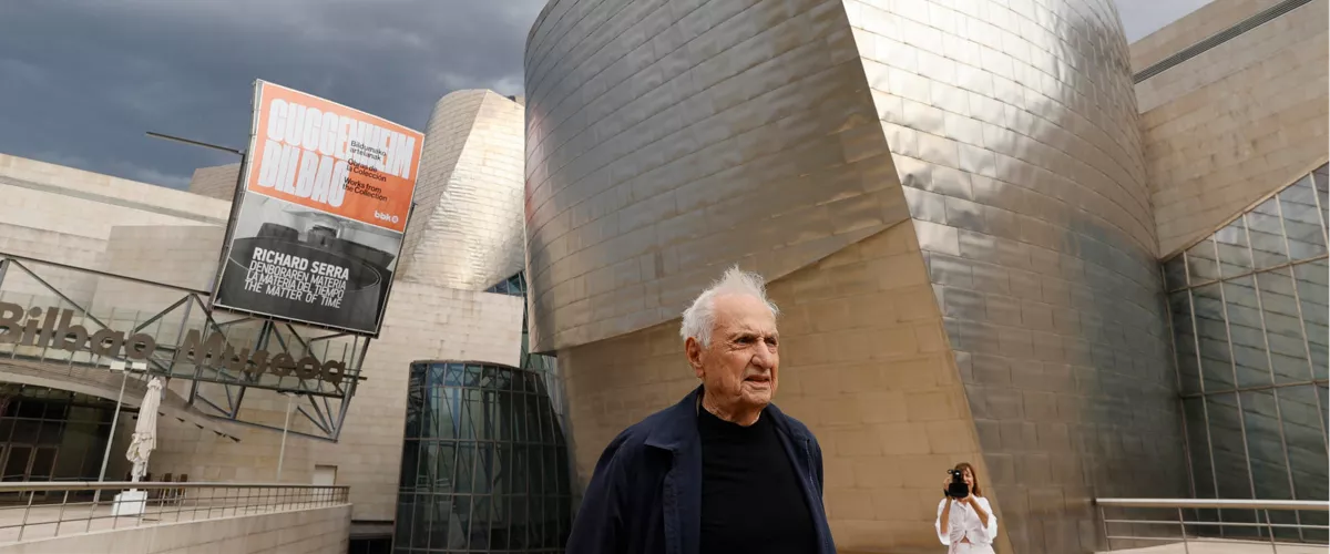 MADRID, 05/12/2025.- Fotografía de archivo, tomada el 17/10/2022 ante el Museo Guggenheim Bilbao, del arquitecto Frank Gehry, que falleció este viernes en California (EE.UU.) a los 96 años. EFE/Archivo/Luis Tejido - 
La Agencia EFE dispone en su fototeca www.lafototeca.com de imágenes de distintos momentos de la vida de Frank Gehry y sus edificios emblemáticos   - http://bit.ly/1jtJgXY
