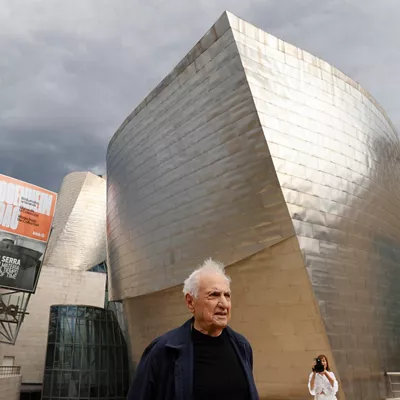 MADRID, 05/12/2025.- Fotografía de archivo, tomada el 17/10/2022 ante el Museo Guggenheim Bilbao, del arquitecto Frank Gehry, que falleció este viernes en California (EE.UU.) a los 96 años. EFE/Archivo/Luis Tejido - 
La Agencia EFE dispone en su fototeca www.lafototeca.com de imágenes de distintos momentos de la vida de Frank Gehry y sus edificios emblemáticos   - http://bit.ly/1jtJgXY
