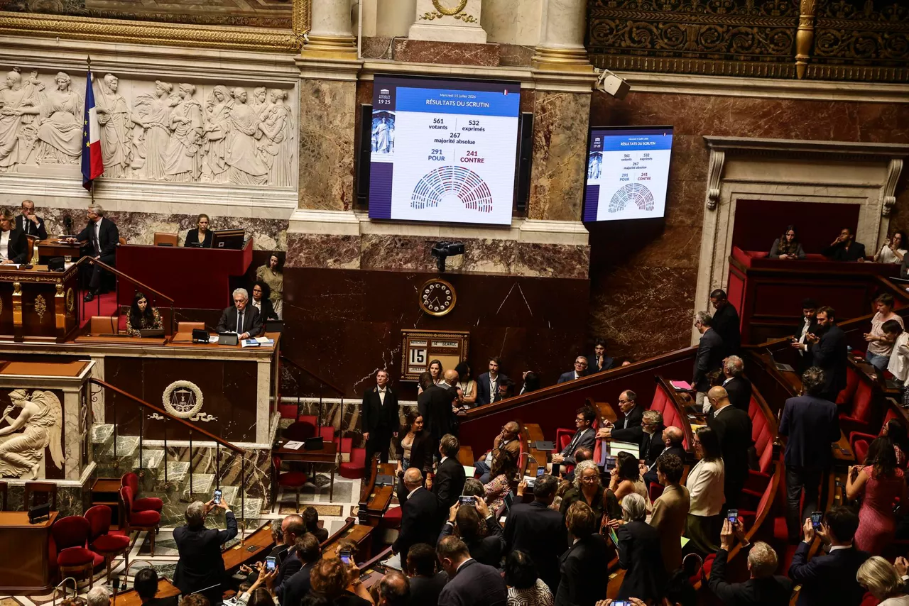 PARIS (France), 15/07/2026.- Screens display the results of the vote, 291 in favor and 241 against, on a bill on the right to assisted dying at the National Assembly in Paris, France, 15 July 2026. (Francia) EFE/EPA/TERESA SUAREZ
