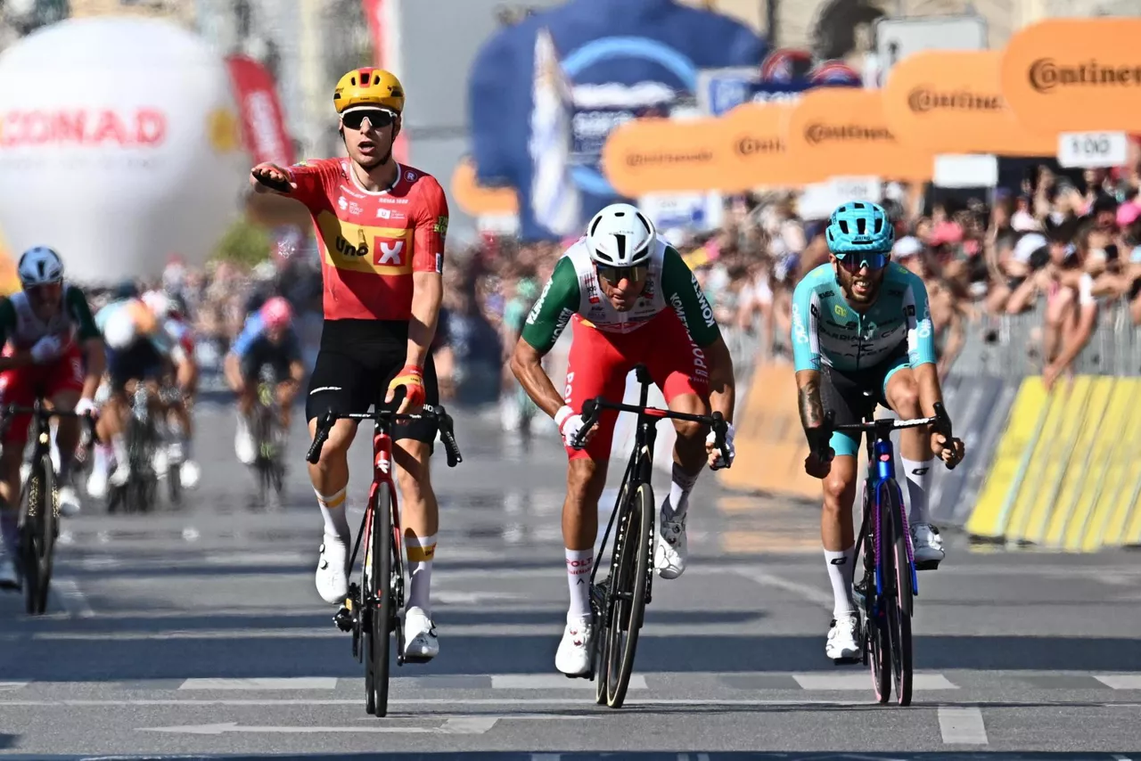 MILANO (Italy), 24/05/2026.- Norwegian rider Fredrik Dversnes Lavik of team Uno-X Mobility (L) celebrates winning the 15th stage of the Giro d'Italia cycling tour over 157km from Voghera to Milan, Italy, 24 May 2026. (Ciclismo, Italia) EFE/EPA/LUCA ZENNARO
