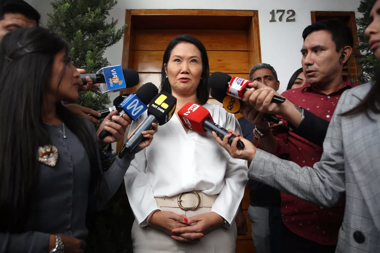 AME413. LIMA (PERÚ), 10/06/2026.- La candidata derechista Keiko Fujimori habla con periodistas este miércoles, en Lima (Perú). Fujimori afirmó que las actas que están llegando desde el extranjero les dan "mucho aliento", pues le están acercando a su oponente, con miras a poder sobrepasarlo. EFE/ Paolo Aguilar

