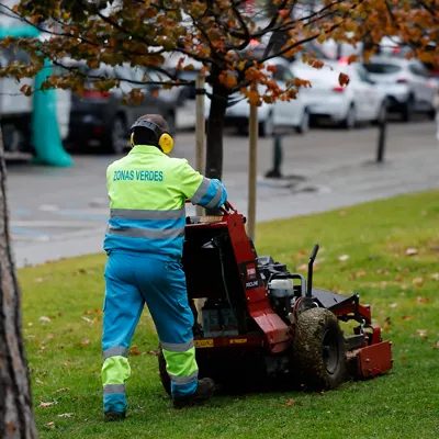 MADRID (ESPAÑA), 02/12/2025.- Un empleado municipal corta el césped este martes en Madrid cuando el Ministerio de Inclusión, Seguridad Social y Migraciones ha anunciado que el mercado laboral perdió en noviembre 14.358 afiliados, la mitad que en el mismo mes del año pasado, mientras que el paro bajó en 18.805 personas gracias al sector servicios en el arranque de la campaña de compras navideñas. EFE/ Mariscal
