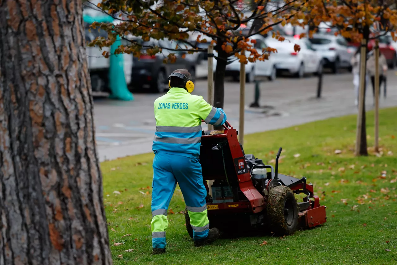 MADRID (ESPAÑA), 02/12/2025.- Un empleado municipal corta el césped este martes en Madrid cuando el Ministerio de Inclusión, Seguridad Social y Migraciones ha anunciado que el mercado laboral perdió en noviembre 14.358 afiliados, la mitad que en el mismo mes del año pasado, mientras que el paro bajó en 18.805 personas gracias al sector servicios en el arranque de la campaña de compras navideñas. EFE/ Mariscal
