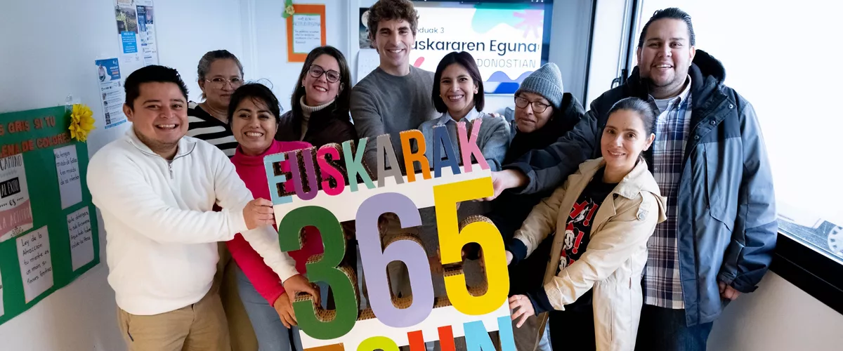 Esperanza Latina Elkartearen egoitzan izan da Jon Insausti Donostiako alkatea, euskara ikasten ari diren pertsona migratuei eskerrak emateko. 