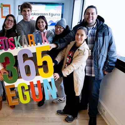 Esperanza Latina Elkartearen egoitzan izan da Jon Insausti Donostiako alkatea, euskara ikasten ari diren pertsona migratuei eskerrak emateko. 