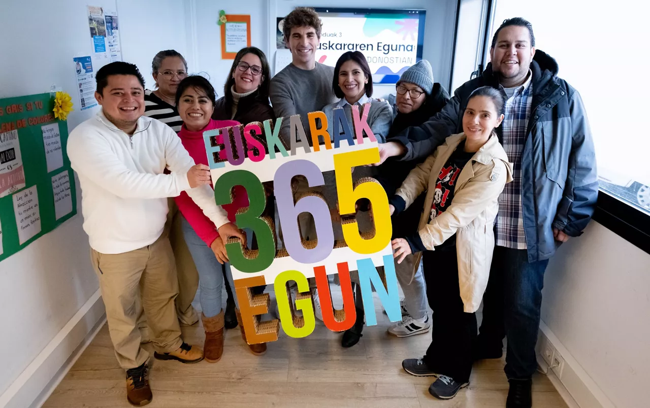 Esperanza Latina Elkartearen egoitzan izan da Jon Insausti Donostiako alkatea, euskara ikasten ari diren pertsona migratuei eskerrak emateko. 