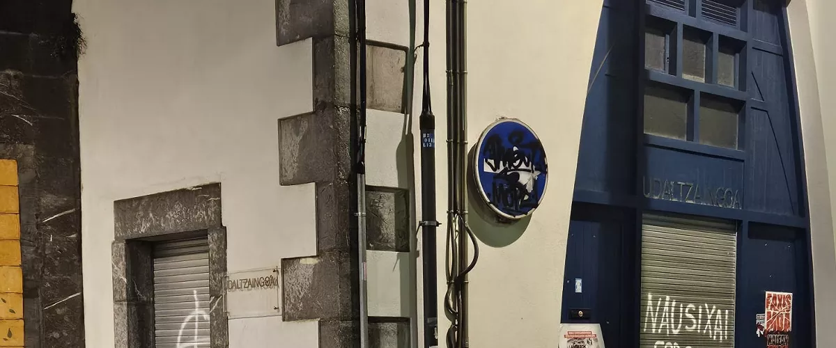 Realizan pintadas con una diana en la comisaría de la Policía Municipal de Ondarroa (Bizkaia)