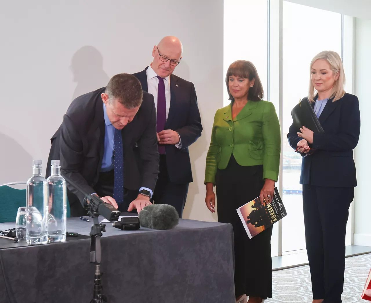CARDIFF (United Kingdom), 14/09/2026.- (L-R) Leader of Plaid Cymru and First Minister of Wales, Rhun ap Iorweth, Leader of the Scottish National Party and First Minister of Scotland, John Swinney, Sinn Fein President Mary Lou McDonald and Sinn Fein Vice-President and First Minister for the North of Ireland Michelle O'Neill sign a joint document following a meeting between leaders of nationalist parties in Cardiff, Wales, Britain, 14 September 2026. Leaders of nationalist parties from Scotland, Wales and Northern Ireland are meeting to strengthen the co-operation of the three countries and build towards constitutional change and signed an 'independence pact'. (Irlanda, Reino Unido) EFE/EPA/JON ROWLEY
