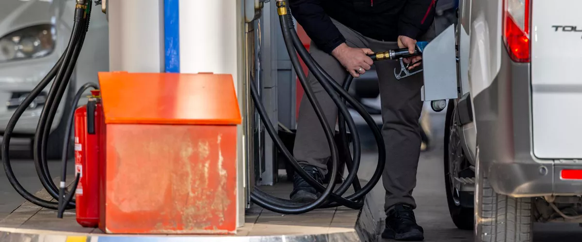 SKOPJE (Republic of North Macedonia), 09/03/2026.- Motorists queue at a gas station in Skopje, North Macedonia, 09 March 2026. After the Regulatory Commission announced an increase in petrol and diesel prices at gas stations, people rushed to fill the tanks of their vehicles. The price of diesel rose by 20 Euro cents, creating queues at gas stations. Diesel sales are limited to 2,000 denars (around 35 Euros) per vehicle. Fueled by the escalating conflict in the Middle East, the international oil benchmark, Brent Crude, surged past 100 US dollars per barrel on 09 March 2026. EFE/EPA/GEORGI LICOVSKI
