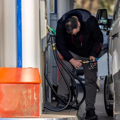 SKOPJE (Republic of North Macedonia), 09/03/2026.- Motorists queue at a gas station in Skopje, North Macedonia, 09 March 2026. After the Regulatory Commission announced an increase in petrol and diesel prices at gas stations, people rushed to fill the tanks of their vehicles. The price of diesel rose by 20 Euro cents, creating queues at gas stations. Diesel sales are limited to 2,000 denars (around 35 Euros) per vehicle. Fueled by the escalating conflict in the Middle East, the international oil benchmark, Brent Crude, surged past 100 US dollars per barrel on 09 March 2026. EFE/EPA/GEORGI LICOVSKI
