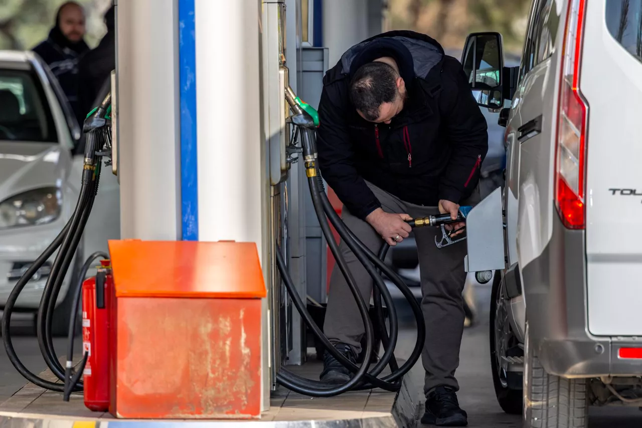 SKOPJE (Republic of North Macedonia), 09/03/2026.- Motorists queue at a gas station in Skopje, North Macedonia, 09 March 2026. After the Regulatory Commission announced an increase in petrol and diesel prices at gas stations, people rushed to fill the tanks of their vehicles. The price of diesel rose by 20 Euro cents, creating queues at gas stations. Diesel sales are limited to 2,000 denars (around 35 Euros) per vehicle. Fueled by the escalating conflict in the Middle East, the international oil benchmark, Brent Crude, surged past 100 US dollars per barrel on 09 March 2026. EFE/EPA/GEORGI LICOVSKI
