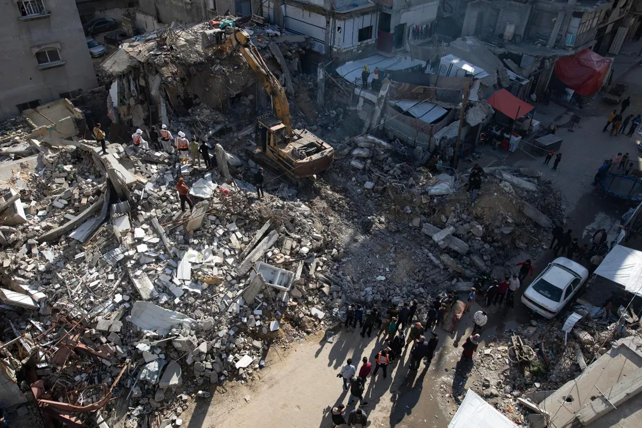 GAZA (-), 20/12/2025.- Members of the Palestinian Civil Defense remove the rubble of a destroyed home as they search for the bodies of Palestinians killed during the conflict in Khan Younis, southern Gaza Strip, 20 December 2025. The Civil Defence in the Gaza Strip is carrying out operations to recover the bodies of Palestinians buried beneath the rubble of homes destroyed during Israeli strikes on Gaza, estimating that nearly 100 bodies remain unrecovered. More than 70,000 Palestinians have been killed in the Gaza Strip since October 2023, according to the Palestinian Ministry of Health, and about 1,200 Israelis have been killed since the launch of an Israeli military campaign in response to a cross-border attack by Hamas on 07 October 2023. EFE/EPA/HAITHAM IMAD
