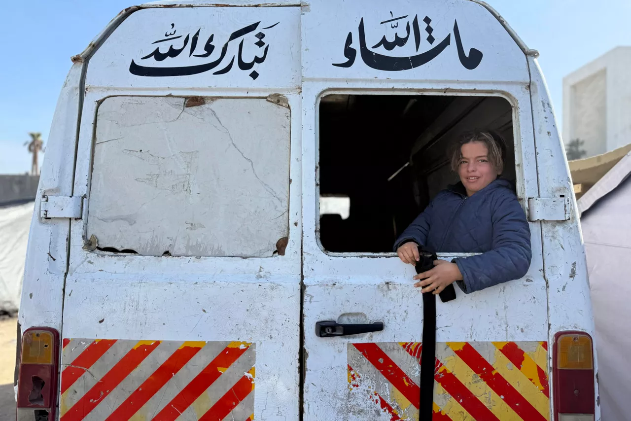 Gaza, 31/12/2025.- Las intensas lluvias que han golpeado Gaza desde mediados de diciembre han afectado a al menos 235.000 gazatíes que viven desplazados, según cifras ofrecidas este lunes por la Agencia de la ONU para los Refugiados Palestinos (UNRWA por sus siglas en inglés). EFE/Ahmad Awad
