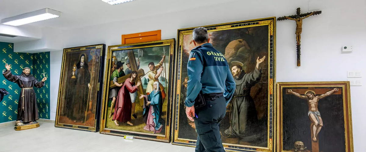 BURGOS, 03/12/2025.- La Guardia Civil de Burgos expone las piezas de arte sacro recuperadas y rescatadas tras ser vendidas por internet por la exabadesa Laura García de Viedma y a otra exmonja del monasterio de Belorado, en libertad provisional tras ser detenidas, investigadas por un delito de apropiación indebida, este miércoles en el Acuartelamiento de la Guardia Civil de Burgos. EFE/Santi Otero
