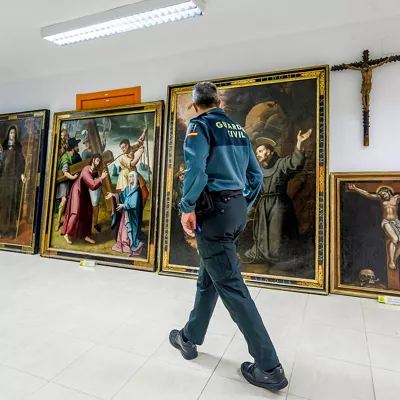 BURGOS, 03/12/2025.- La Guardia Civil de Burgos expone las piezas de arte sacro recuperadas y rescatadas tras ser vendidas por internet por la exabadesa Laura García de Viedma y a otra exmonja del monasterio de Belorado, en libertad provisional tras ser detenidas, investigadas por un delito de apropiación indebida, este miércoles en el Acuartelamiento de la Guardia Civil de Burgos. EFE/Santi Otero

