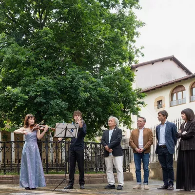 La joven intérprete japonesa Ai Yoshida y el violinista vasco Gontzal Rodríguez Agudo interpretan una pieza junto al Árbol de Gernika



REMITIDA / HANDOUT por JUNTAS GENERALES DE BIZKAIA

Fotografía remitida a medios de comunicación exclusivamente para ilustrar la noticia a la que hace referencia la imagen, y citando la procedencia de la imagen en la firma

24/4/2026
