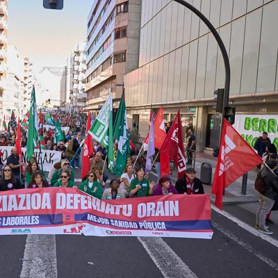 GRAFCAV1303. VITORIA, 30/10/2026.-Un momento de la manifestación que ha recorrido las calles de la capital alavesa por la huelga convocada hoy en la sanidad vasca. EFE/ADRIAN RUIZ HIERRO
