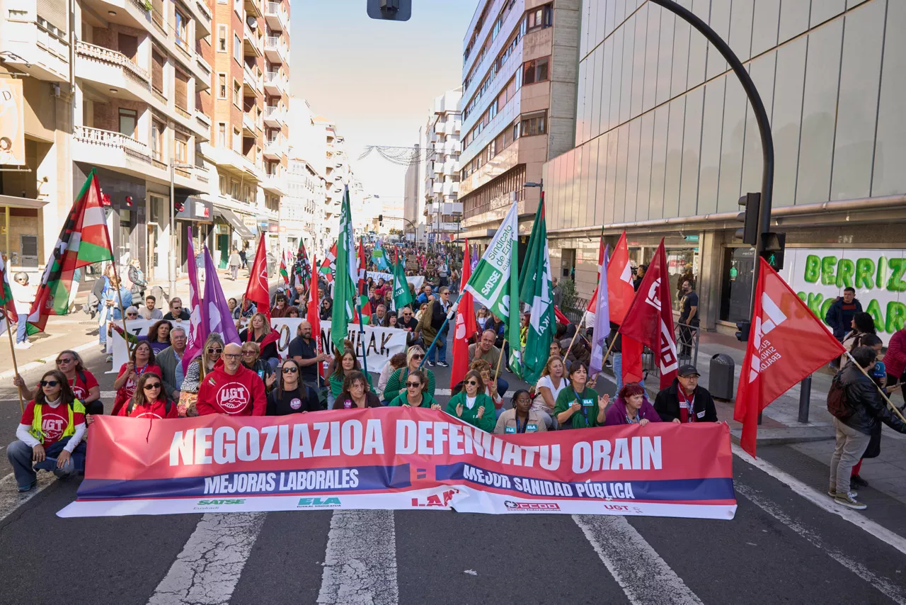 GRAFCAV1303. VITORIA, 30/10/2026.-Un momento de la manifestación que ha recorrido las calles de la capital alavesa por la huelga convocada hoy en la sanidad vasca. EFE/ADRIAN RUIZ HIERRO
